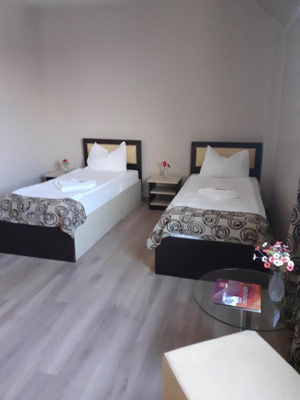 Twin Room image 3