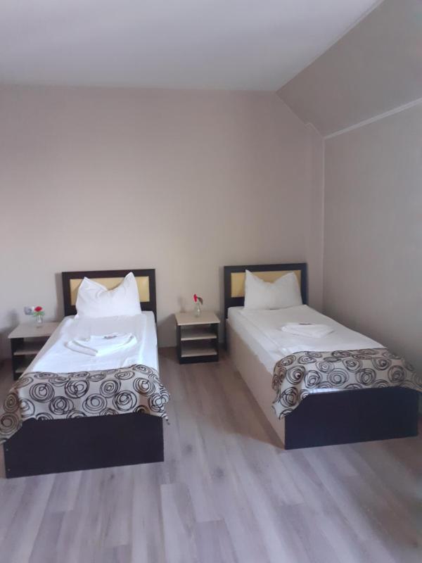Twin Room image 4