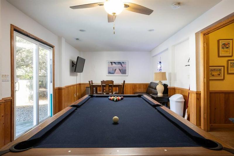 Short walk to Beach with Pool Game Room and Spa - image 11