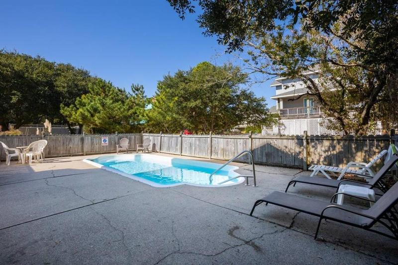 Short walk to Beach with Pool Game Room and Spa - image 17