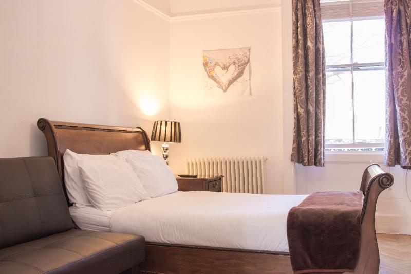 One-Bedroom Apartment image 3