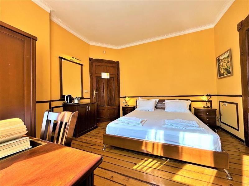 Double Room image 3