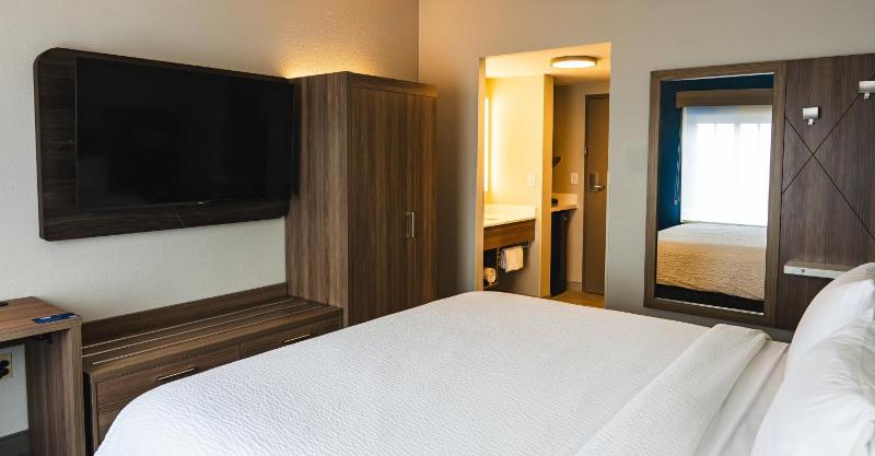 Standard King Room image 2