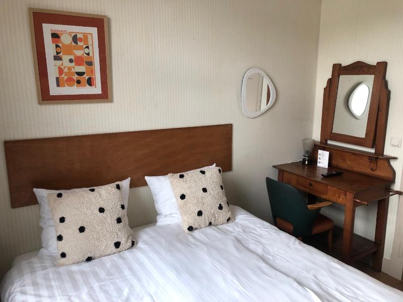 Standard Double Room with Shower image 4
