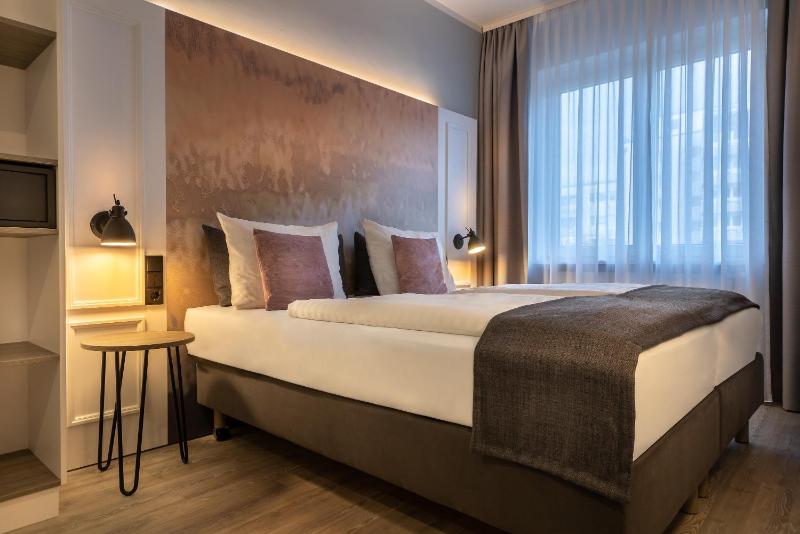 Standard Queen Room image 1