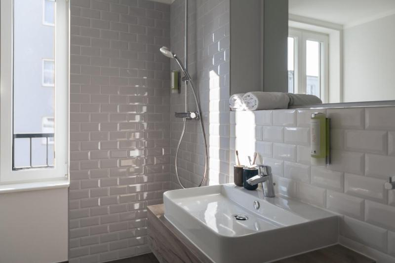 Standard Queen Room withBalcony and Kitchenette image 3