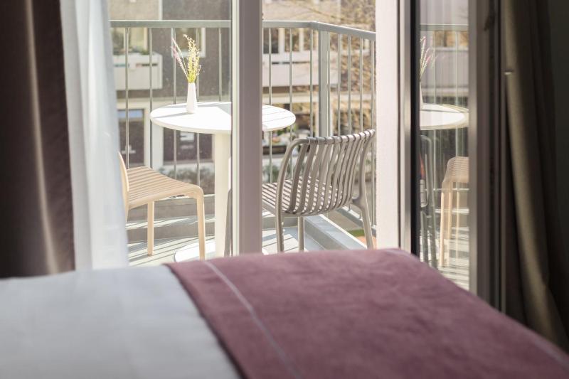 Standard Queen Room withBalcony and Kitchenette image 2