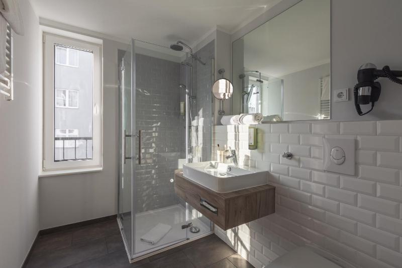 Standard Queen Room withBalcony and Kitchenette image 4