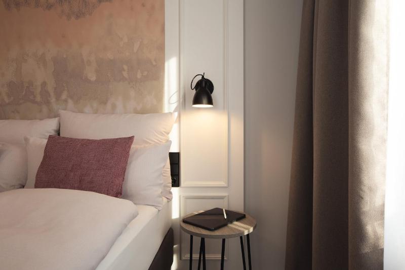 Standard Queen Room image 3