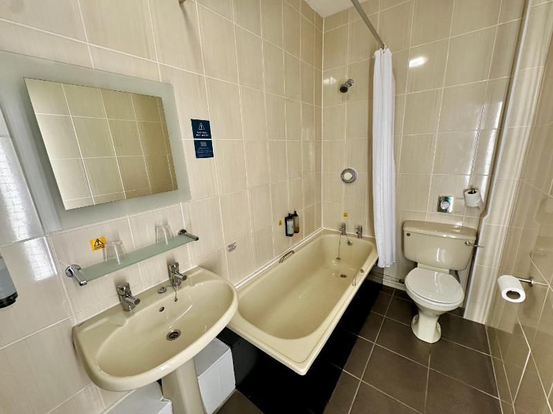 Standard Twin Room image 3