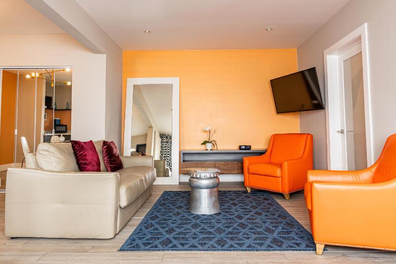 One Bedroom Queen Suite with Balcony image 4