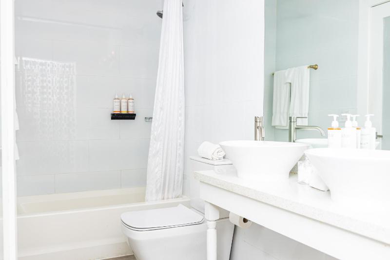 One Bedroom Queen Suite with Balcony image 2