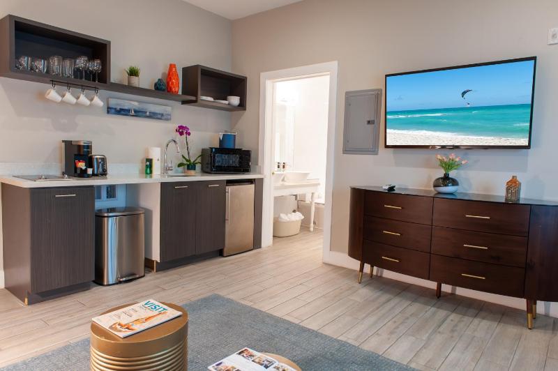 One Bedroom Queen Suite image 3