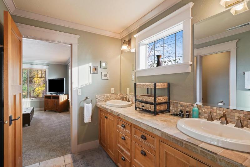 Amazing Steps to Downtown and River Gorgeous Newer AC 4222 - image 20