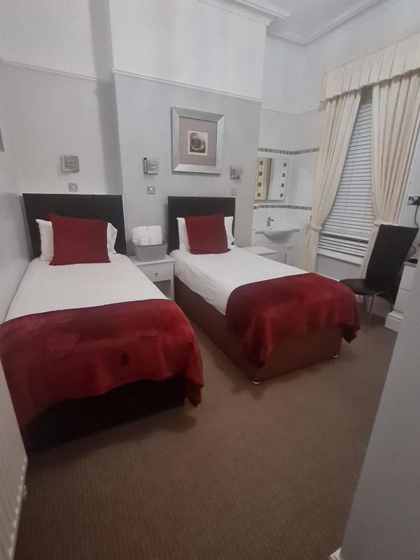Double or Twin Room image 4