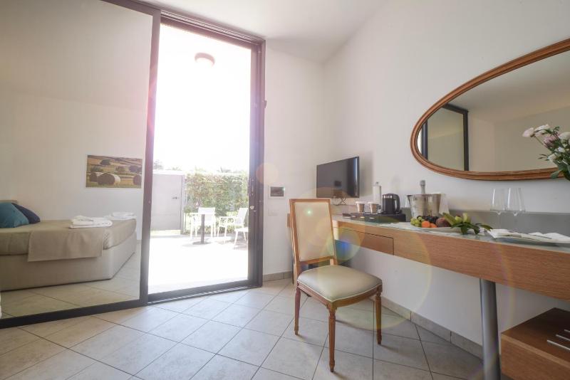 Double Room with Patio image 3