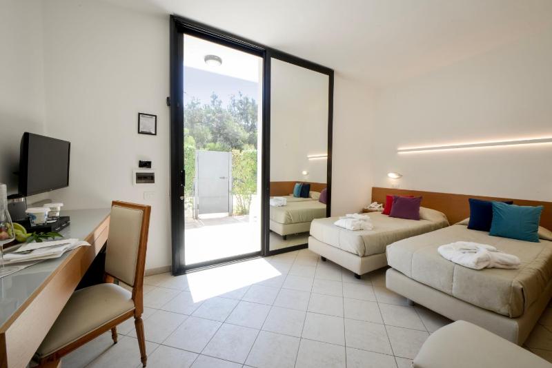 Double Room with Patio image 2