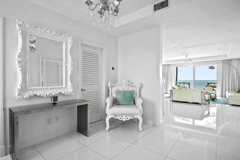 White House - Exclusive Luxury Beachfront Villa - Private White Sand Beach - image 11