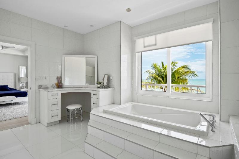 White House - Exclusive Luxury Beachfront Villa - Private White Sand Beach - image 10