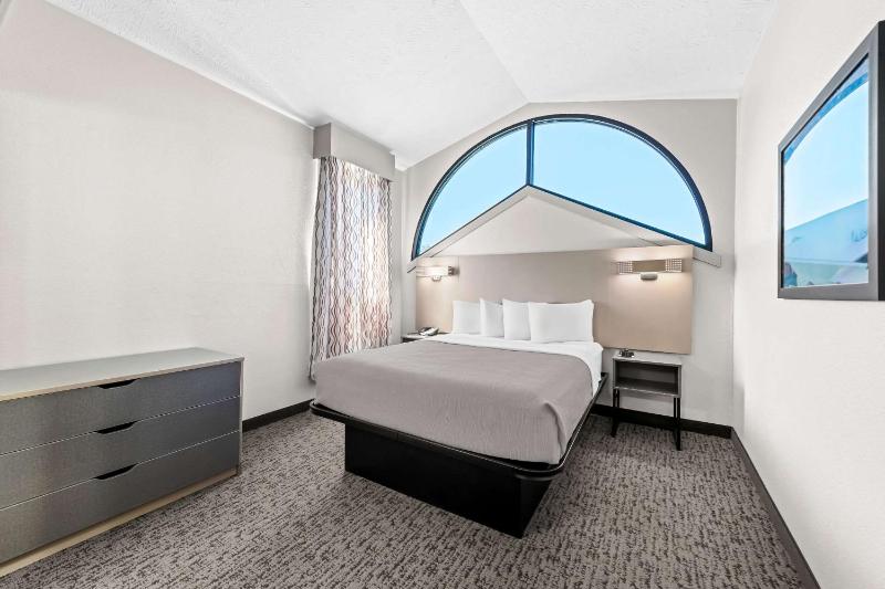 Suite with One King Bed and One Queen Bed - Non-Smoking image 1