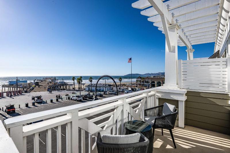 Superior King Room with Ocean View image 4