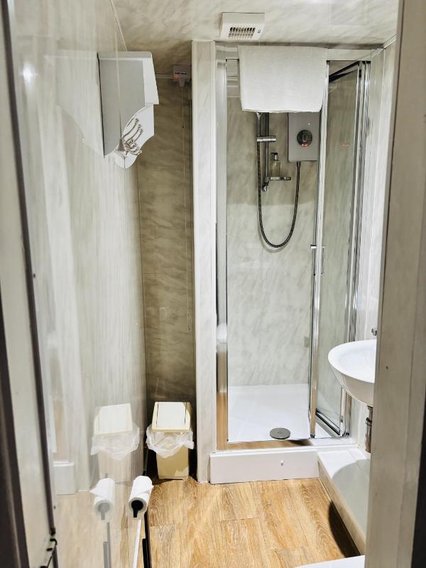 Twin Room with Private Bathroom image 3