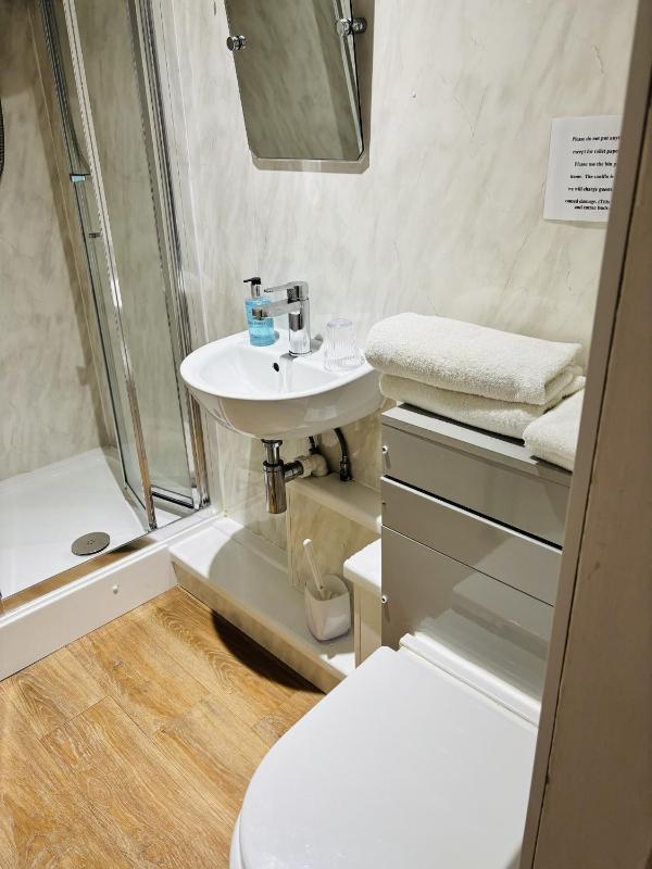 Twin Room with Private Bathroom image 4