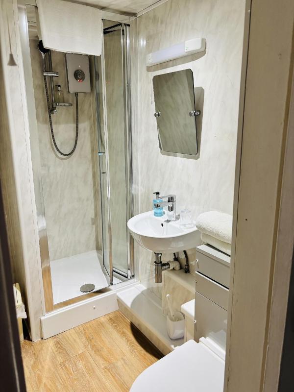 Twin Room with Private Bathroom image 2