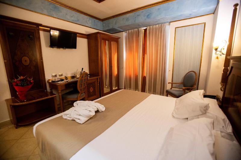 Twin Room with Bathroom image 2