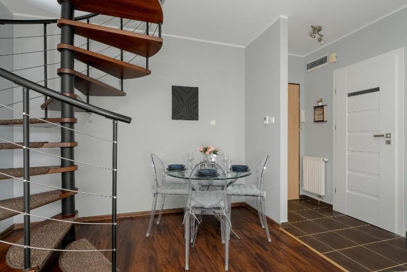 Dwupoziomowy Apartament Żmigrodzka z Tarasem w Poznaniu by Noclegi Renters - image 7