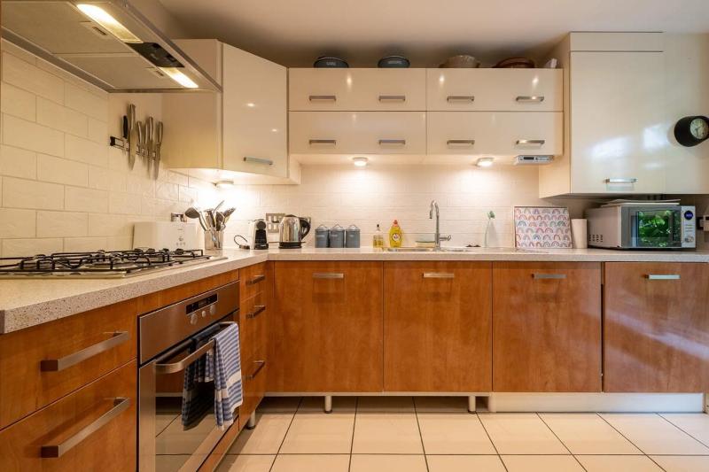 Host & Stay - Kingscote Townhouse - image 25