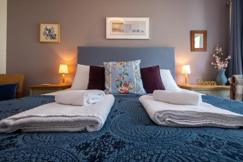 Host & Stay - Kingscote Townhouse - image 14