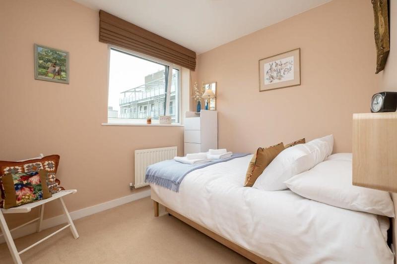 Host & Stay - Kingscote Townhouse - image 28
