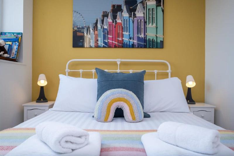 Host & Stay - Kingscote Townhouse - image 6