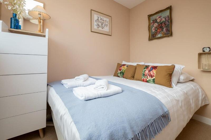 Host & Stay - Kingscote Townhouse - image 5