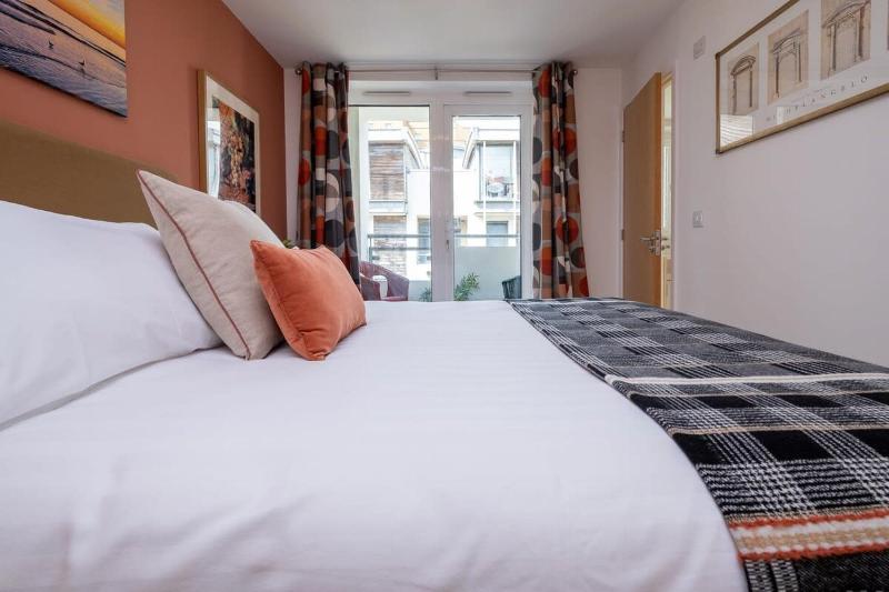 Host & Stay - Kingscote Townhouse - image 2