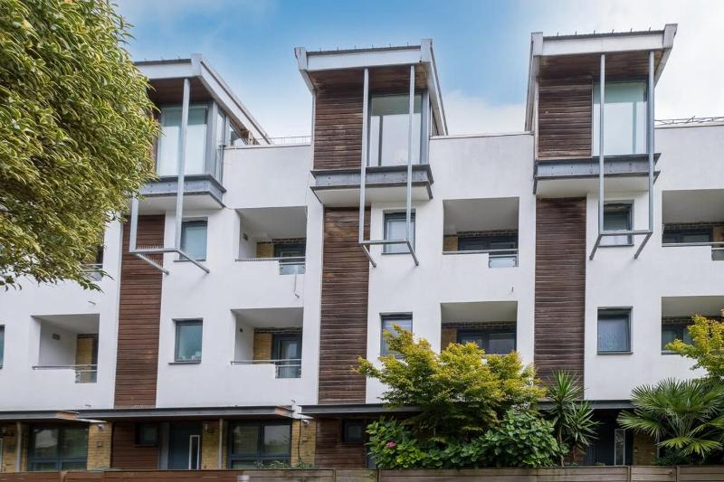 Host & Stay - Kingscote Townhouse - image 9