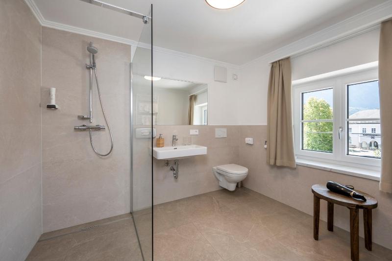 Deluxe Double Room image 2