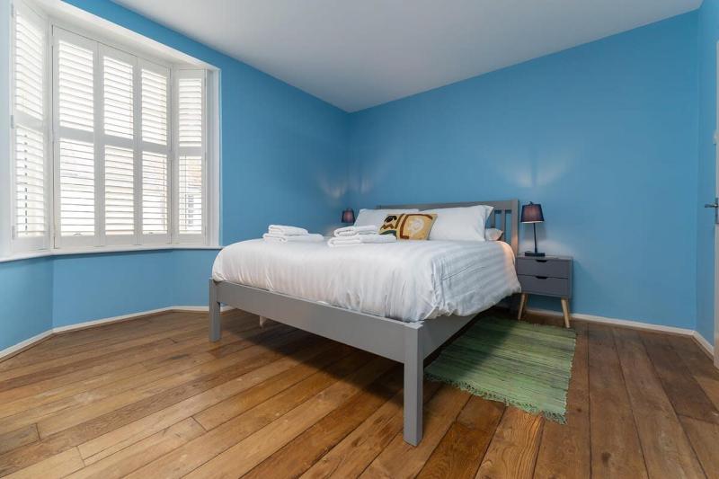Host & Stay - Blue Hues on Over Street - image 13
