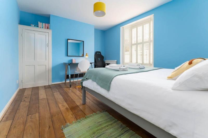 Host & Stay - Blue Hues on Over Street - image 15