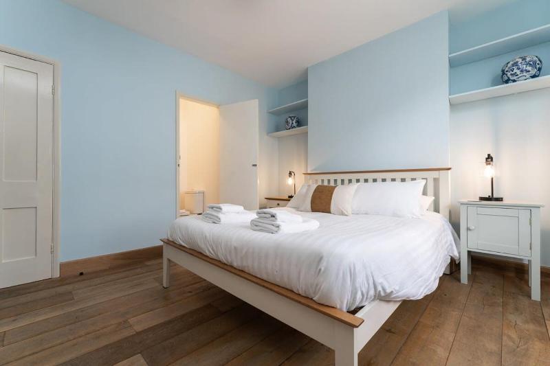 Host & Stay - Blue Hues on Over Street - image 21