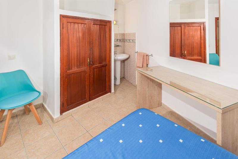 Single Room with Shared Bathroom image 3