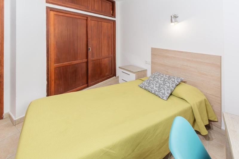Single Room with Shared Bathroom image 2