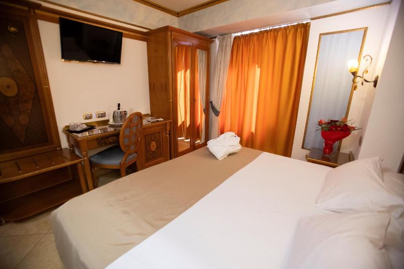 Deluxe Double Room with Balcony and Sea View image 3