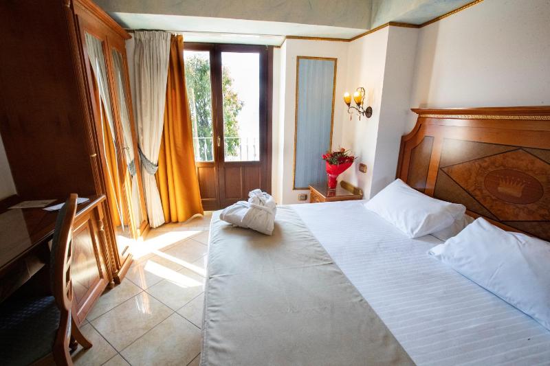 Deluxe Double Room with Balcony and Sea View image 4