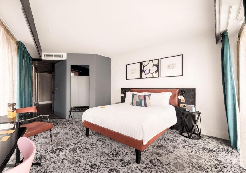Standard King Room image 4