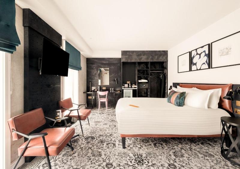 Standard King Room image 3