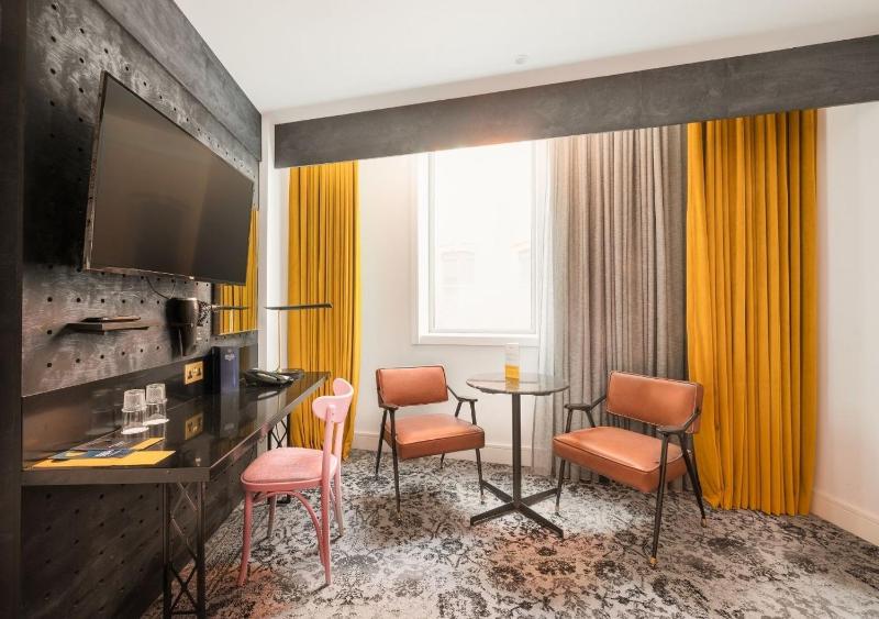 Premium King Room image 4