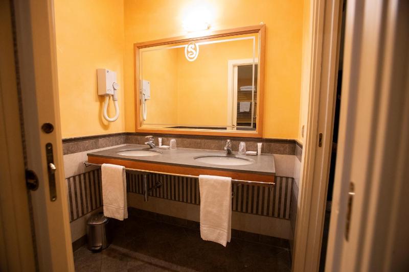 Deluxe Suite with Sea View image 3