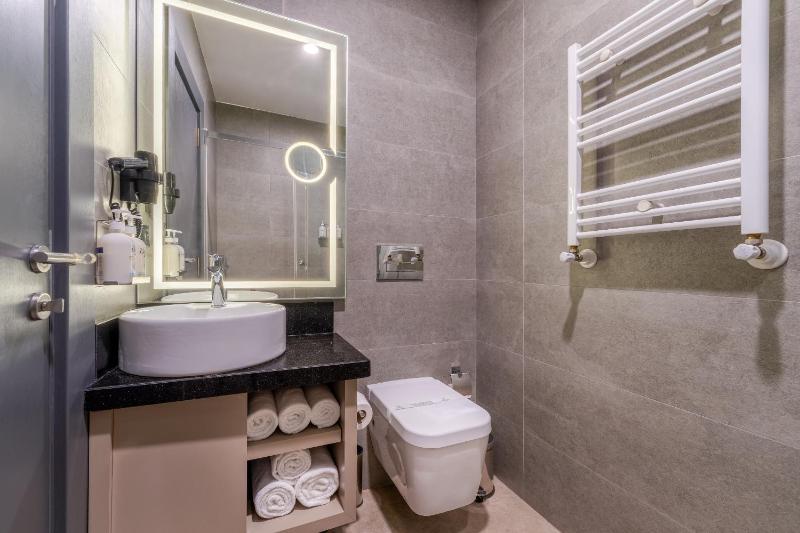 Deluxe Room with One Double Bed and Two Single Beds - Non-Smoking image 2